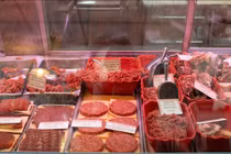 Một số loại thịt bò xay được trưng bày trong tủ bán thịt tại Chợ phía Đông ở Washington, Mỹ. Ảnh: Reuters.