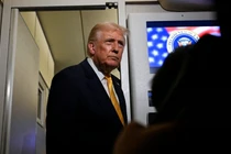 Tổng thống Mỹ Donald Trump phát biểu với báo chí trên chuyên cơ Không lực Một trên đường đến Florida hôm 14/11. Ảnh: Reuters.