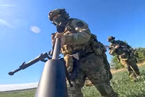 Lính bắn tỉa của quân đội Nga thay đổi vị trí trong lúc đối mặt với quân Ukraine tại một địa điểm không được tiết lộ (Ảnh: AP)