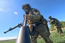 Lính bắn tỉa của quân đội Nga thay đổi vị trí trong lúc đối mặt với quân Ukraine tại một địa điểm không được tiết lộ (Ảnh: AP)