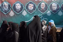 Những người phụ nữ đứng gần một tấm biển quảng cáo có hình ảnh của các quan chức quân sự và nhà khoa học Iran quá cố ở Tehran, Iran. Israel đã tấn công vào các cơ sở hạt nhân và quân sự của Iran, nhắm vào các tướng lĩnh và nhà khoa học. Ảnh: WSJ.