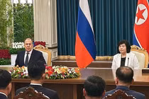 Bộ trưởng Ngoại giao Nga Sergey Lavrov và người đồng cấp Triều Tiên Choe Son Hui trong cuộc gặp tại Wonsan. Ảnh: Getty.