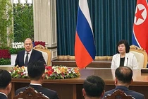 Bộ trưởng Ngoại giao Nga Sergey Lavrov và người đồng cấp Triều Tiên Choe Son Hui trong cuộc gặp tại Wonsan. Ảnh: Getty.