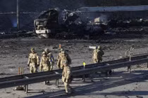 Binh sĩ Ukraine trên đường phố Kiev ngày 26/2 (Ảnh: AP)