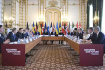 Thủ tướng Anh Keir Starmer chủ trì hội nghị thượng đỉnh tại về Ukraine ở London, ngày 2/3. Ảnh: Getty.