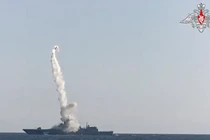 Tàu chiến Nga phóng tên lửa Zircon vào tháng 7/2021. Ảnh: BQP Nga.