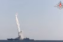 Tàu chiến Nga phóng tên lửa Zircon vào tháng 7/2021. Ảnh: BQP Nga.