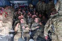 Binh sĩ Anh trên một chuyến bay rời khỏi Kabul, Afghanistan (Ảnh: AP)