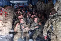 Binh sĩ Anh trên một chuyến bay rời khỏi Kabul, Afghanistan (Ảnh: AP)