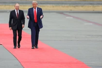 Tổng thống Nga Vladimir Putin và Tổng thống Mỹ Donald Trump bước trên đường băng sau khi họ đến dự một cuộc họp tại Căn cứ chung Elmendorf-Richardson ở Anchorage, Alaska, Mỹ ngày 15/8. Ảnh: Reuters.