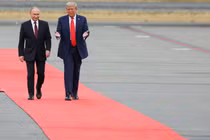 Tổng thống Nga Vladimir Putin và Tổng thống Mỹ Donald Trump bước trên đường băng sau khi họ đến dự một cuộc họp tại Căn cứ chung Elmendorf-Richardson ở Anchorage, Alaska, Mỹ ngày 15/8. Ảnh: Reuters.