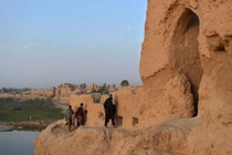 Người dân Afghanistan bị mất nhà cửa tìm đến tàn tích để định cư (Ảnh: Economic Times)