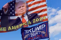 Những người ủng hộ Tổng thống đắc cử Donald Trump vẫy cờ ủng hộ ông bên ngoài dinh thự của ông ở Mar-a-Lago, West Palm Beach, Florida vào tháng 12/2024. Ảnh: NYTimes.