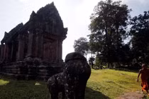 Một nhà sư đến thăm đền Preah Vihear ở biên giới giữa Thái Lan và Campuchia ngày 12/11/2013. Ảnh: Reuters.