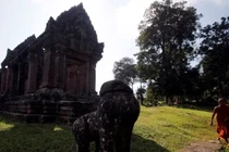 Một nhà sư đến thăm đền Preah Vihear ở biên giới giữa Thái Lan và Campuchia ngày 12/11/2013. Ảnh: Reuters.