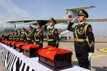 Binh sĩ Trung Quốc tiếp nhận di hài những chiến sĩ chết trận trong Chiến tranh Triều Tiên ở sân bay Incheon, Hàn Quốc (Ảnh: EPA)