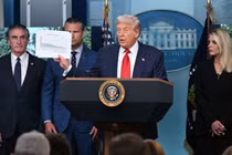 Tổng thống Mỹ Donald Trump phát biểu trong cuộc họp báo tại Nhà Trắng ở Washington DC, Mỹ vào ngày 11/8. Ảnh: Getty.