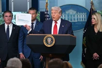 Tổng thống Mỹ Donald Trump phát biểu trong cuộc họp báo tại Nhà Trắng ở Washington DC, Mỹ vào ngày 11/8. Ảnh: Getty.