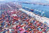 Các container được nhìn thấy tại cảng Thanh Đảo, tỉnh Sơn Đông, miền Đông Trung Quốc vào ngày 4/8. Ảnh: Getty.