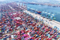 Các container được nhìn thấy tại cảng Thanh Đảo, tỉnh Sơn Đông, miền Đông Trung Quốc vào ngày 4/8. Ảnh: Getty.