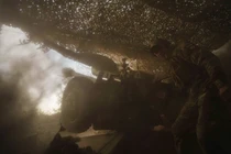 Một quân nhân Ukraine bắn pháo về phía vị trí của Nga gần Toretsk, vùng Donetsk trong tháng 9 (Ảnh: AP)