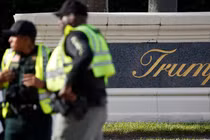 Các nhân viên thực thi pháp luật xuất hiện khi có báo cáo về vụ nổ súng tại Sân golf quốc tế Trump của cựu Tổng thống Mỹ Donald Trump ở West Palm Beach, Florida, Mỹ ngày 15/9 (Ảnh: Reuters)