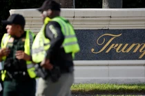 Các nhân viên thực thi pháp luật xuất hiện khi có báo cáo về vụ nổ súng tại Sân golf quốc tế Trump của cựu Tổng thống Mỹ Donald Trump ở West Palm Beach, Florida, Mỹ ngày 15/9 (Ảnh: Reuters)