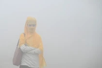 Một người phụ nữ đi làm trong bối cảnh ô nhiễm không khí gia tăng vào ngày 19/11 tại Greater Noida, ngoại ô Delhi. Ảnh: Hindustan Times