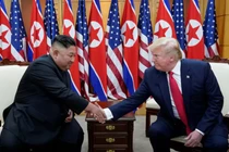 Tổng thống Mỹ Donald Trump bắt tay nhà lãnh đạo Triều Tiên Kim Jong-un khi họ gặp nhau tại khu phi quân sự ngăn cách hai miền Triều Tiên, tại Bàn Môn Điếm, Hàn Quốc, ngày 30/6/2019. Ảnh: Reuters.