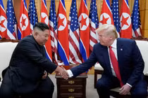 Tổng thống Mỹ Donald Trump bắt tay nhà lãnh đạo Triều Tiên Kim Jong-un khi họ gặp nhau tại khu phi quân sự ngăn cách hai miền Triều Tiên, tại Bàn Môn Điếm, Hàn Quốc, ngày 30/6/2019. Ảnh: Reuters.