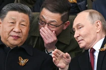 Chủ tịch Trung Quốc Tập Cận Bình và Tổng thống Nga Vladimir Putin tại Lễ diễu binh Ngày Chiến thắng 9/5, tổ chức tại Quảng trường Đỏ ở Moscow. Ảnh: Getty.