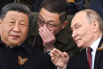 Chủ tịch Trung Quốc Tập Cận Bình và Tổng thống Nga Vladimir Putin tại Lễ diễu binh Ngày Chiến thắng 9/5, tổ chức tại Quảng trường Đỏ ở Moscow. Ảnh: Getty.