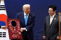 Tổng thống Mỹ Donald Trump được trao tặng "Huân chương Mugunghwa vĩ đại" trong cuộc gặp với Tổng thống Hàn Quốc Lee Jae Myung tại Gyeongju, Hàn Quốc, ngày 29/10. Ảnh: Reuters.