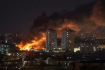 Lửa và khói bốc lên trong thành phố sau cuộc tấn công bằng máy bay không người lái của Nga tại Kiev, Ukraine ngày 6/6. Ảnh: Reuters.