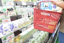 Người dân đi mua sắm tại một siêu thị ở thủ đô Tokyo, Nhật Bản (Ảnh: Nikkei)