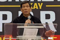 Cựu Tổng thống Philippines Rodrigo Duterte phát biểu trong một buổi gặp mặt cộng đồng người Philippines tại Hong Kong vào ngày 9/3. Ảnh: AFP.