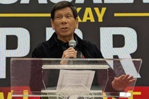 Cựu Tổng thống Philippines Rodrigo Duterte phát biểu trong một buổi gặp mặt cộng đồng người Philippines tại Hong Kong vào ngày 9/3. Ảnh: AFP.