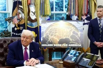 Tổng thống Mỹ Donald Trump đưa ra thông báo liên quan đến hệ thống phòng thủ tên lửa Golden Dome bên cạnh Bộ trưởng Quốc phòng Pete Hegseth tại Phòng Bầu dục của Nhà Trắng. Ảnh: Reuters.