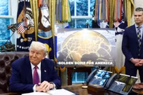 Tổng thống Mỹ Donald Trump đưa ra thông báo liên quan đến hệ thống phòng thủ tên lửa Golden Dome bên cạnh Bộ trưởng Quốc phòng Pete Hegseth tại Phòng Bầu dục của Nhà Trắng. Ảnh: Reuters.