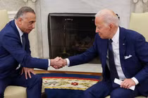 Thủ tướng Mustafa al-Kadhimi trong cuộc gặp Tổng thống Mỹ Joe Biden tại Nhà Trắng ngày 26/7/2021 (Ảnh: Reuters)