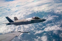 Một nhà phân tích Phố Wall đã thay đổi đánh giá của mình đối với Lockheed Martin, nhà thầu chính sản xuất F-35 Lightning II, sau khi xuất hiện những hình ảnh về máy bay chiến đấu tàng hình của Trung Quốc. Ảnh: Hải quân Mỹ.