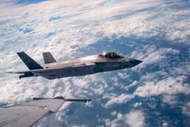 Một nhà phân tích Phố Wall đã thay đổi đánh giá của mình đối với Lockheed Martin, nhà thầu chính sản xuất F-35 Lightning II, sau khi xuất hiện những hình ảnh về máy bay chiến đấu tàng hình của Trung Quốc. Ảnh: Hải quân Mỹ.