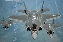 Ba máy bay chiến đấu F-35 Lightning II của Không quân Mỹ. Ảnh: BI.