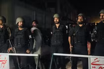 Lực lượng an ninh phong tỏa một con phố gần địa điểm xảy ra vụ tấn công ở Muzaffarabad, thủ phủ của Kashmir do Pakistan quản lý, vào ngày 7/5. Ảnh: AFP.