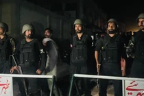 Lực lượng an ninh phong tỏa một con phố gần địa điểm xảy ra vụ tấn công ở Muzaffarabad, thủ phủ của Kashmir do Pakistan quản lý, vào ngày 7/5. Ảnh: AFP.