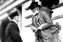 Andrew Carnegie (phải), từng có thời điểm là người giàu nhất hành tinh, đi lên từ hai bàn tay trắng. Ảnh: History Extra.