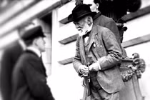 Andrew Carnegie (phải), từng có thời điểm là người giàu nhất hành tinh, đi lên từ hai bàn tay trắng. Ảnh: History Extra.