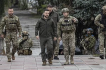 Tổng thống Ukraine Volodymyr Zelensky (trái) và tướng Aleksandr Syrsky. Ảnh: Getty.