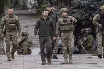 Tổng thống Ukraine Volodymyr Zelensky (trái) và tướng Aleksandr Syrsky. Ảnh: Getty.