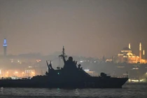 Một tàu tuần tra Nga đang di chuyển từ Địa Trung Hải sang Biển Đen, ngày 16/2 (Ảnh: AP)